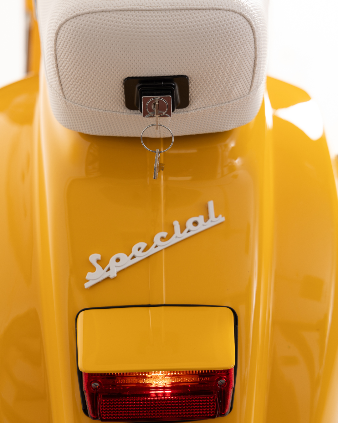 Retro 50 special Vespa gialla restaurata Retrokit