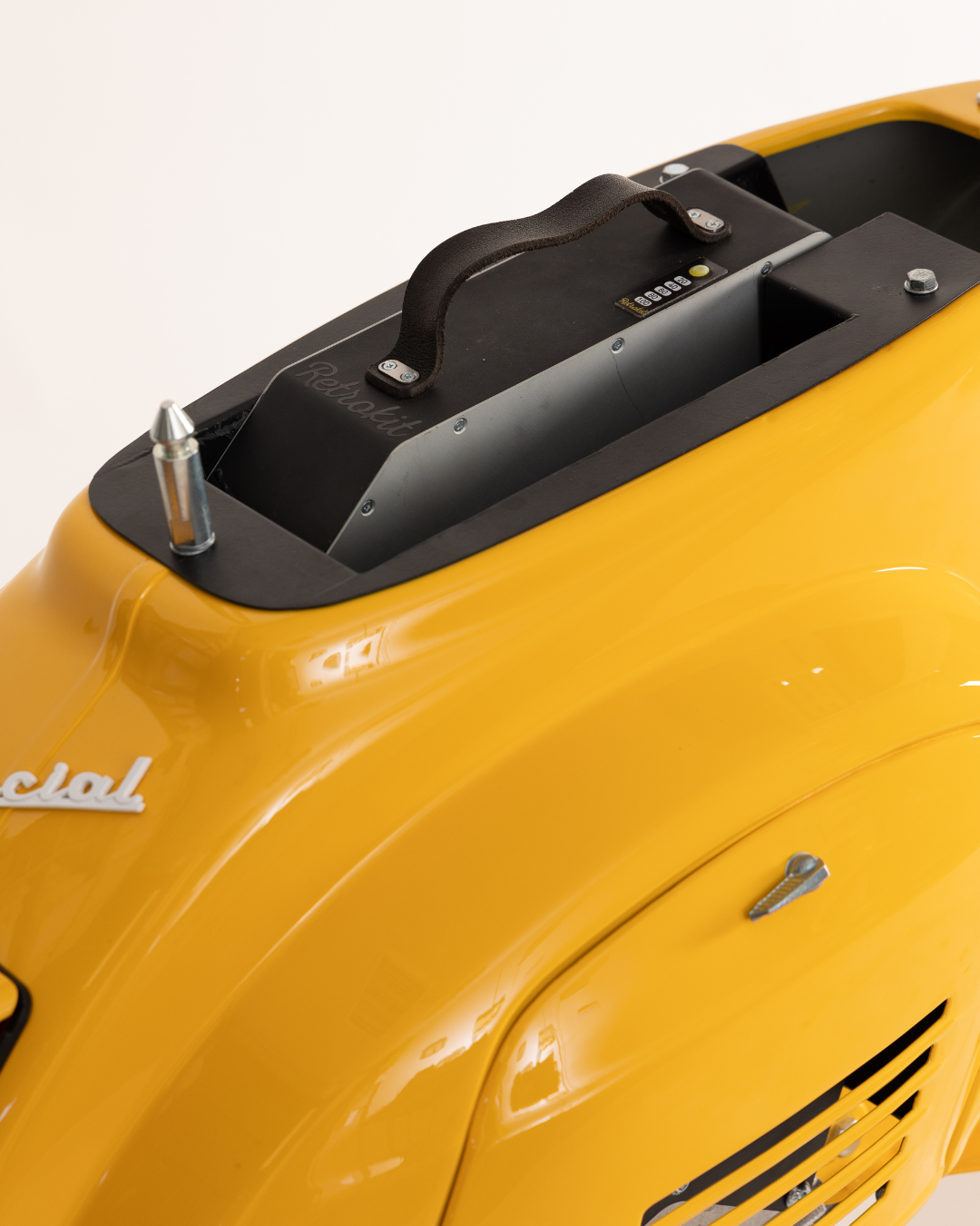 sottosella con batteria in Vespa Retrokit gialla