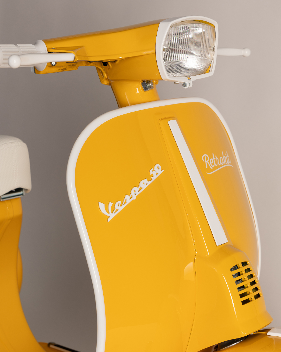 Vespa Retrokit gialla parte frontale