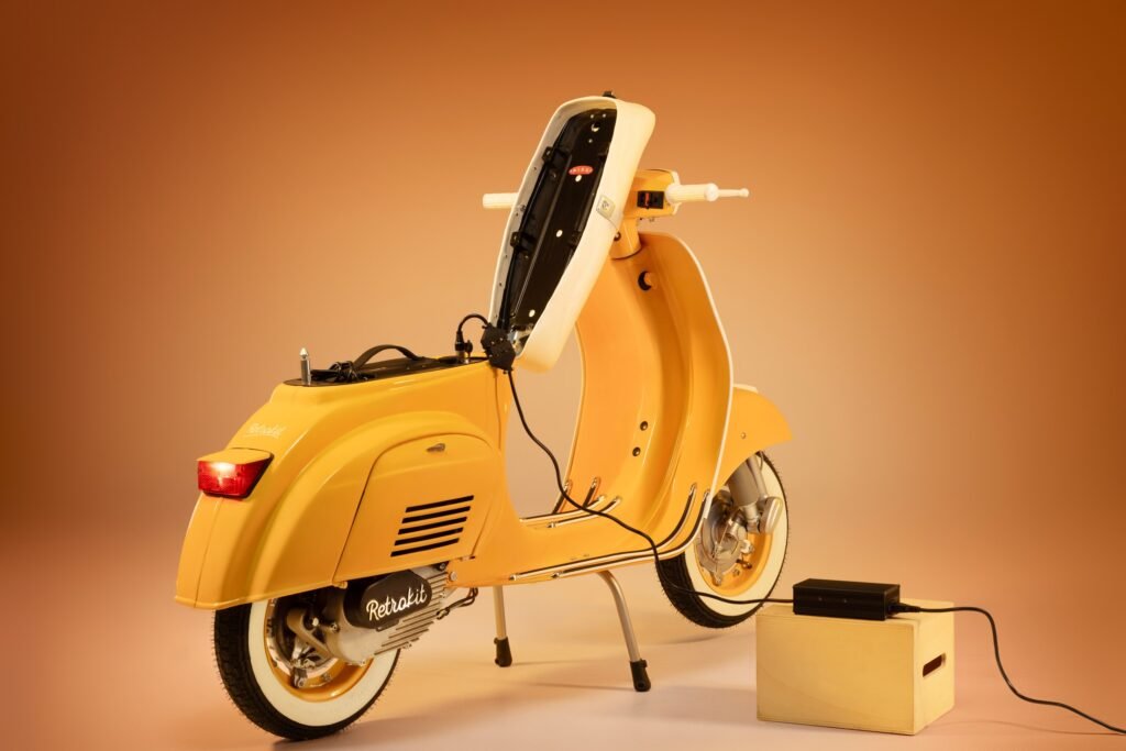Vespa elettrificata Retrokit mentre ricarica