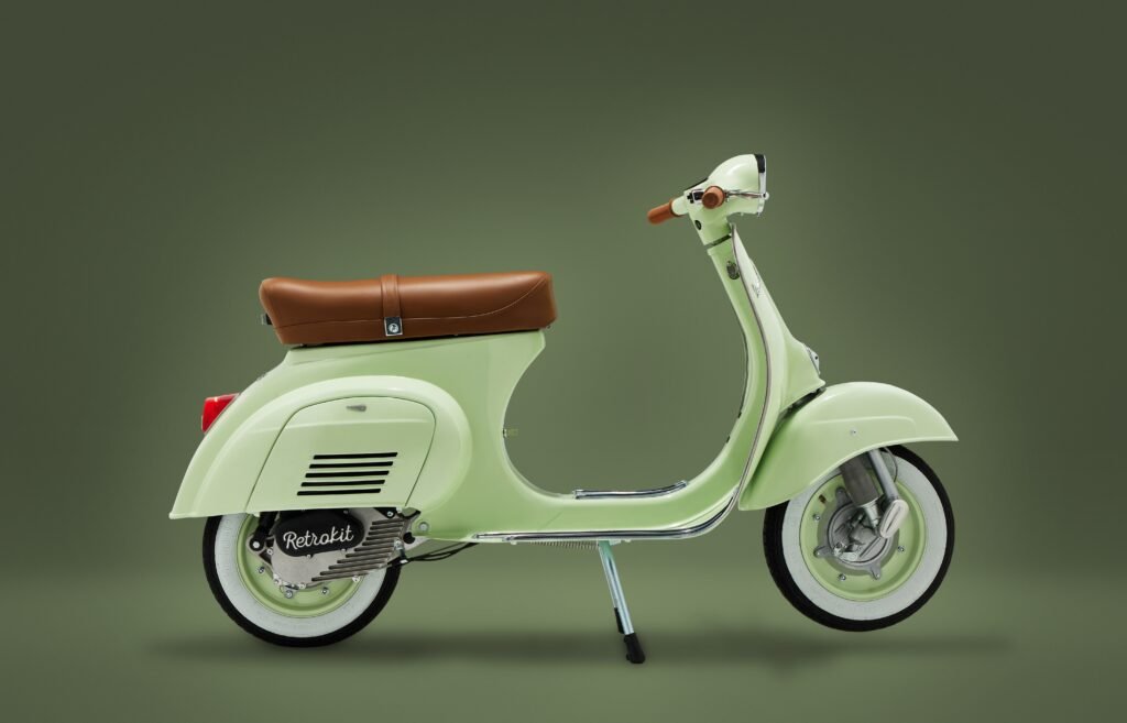 Vespa Lattementa restored and electrified with Retrokit
