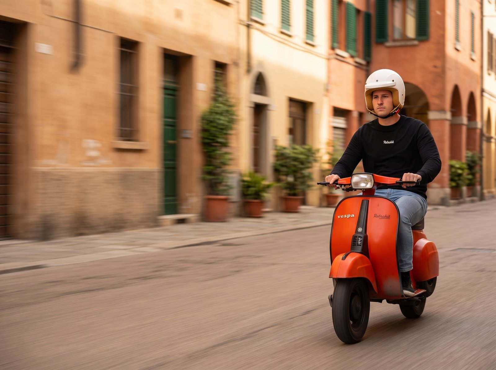 uomo in vespa rossa elettrica Retrokit per le vie del centro città
